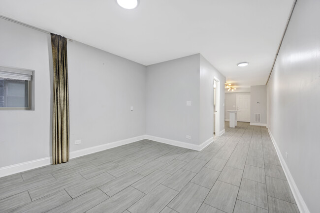 2107 W Huron St, Unit G in Chicago, IL - Foto de edificio - Building Photo