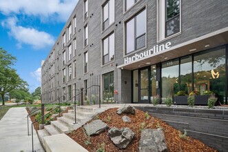 Harbourline Apartments in St. Paul, MN - Building Photo - Building Photo