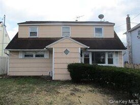 323 Peninsula Blvd in Cedarhurst, NY - Building Photo