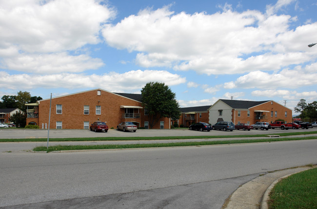 Chateau Riviera Apartments in Salem, VA - Foto de edificio - Building Photo