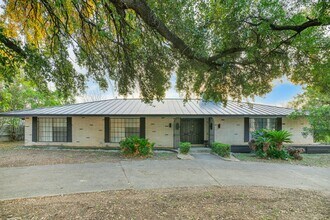 605 Squires Row in San Antonio, TX - Building Photo - Building Photo