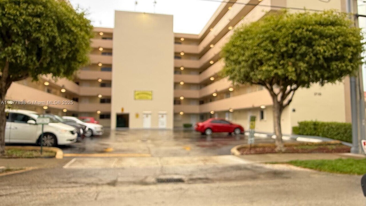 2735 W 52nd St in Hialeah, FL - Building Photo