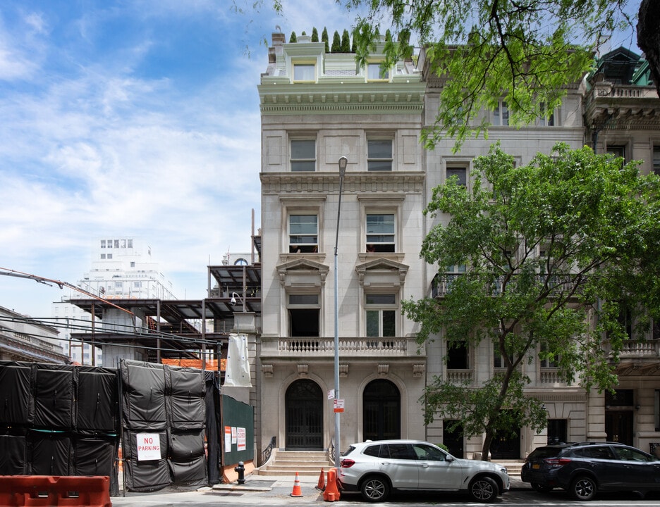 11-15 E 70th St in New York, NY - Building Photo