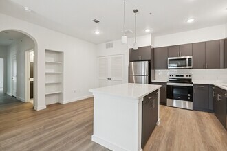 Vista at Silver Oaks in San Antonio, TX - Foto de edificio - Building Photo