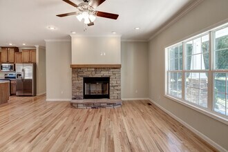 265 Lewis Creek Dr in Hendersonville, NC - Foto de edificio - Building Photo