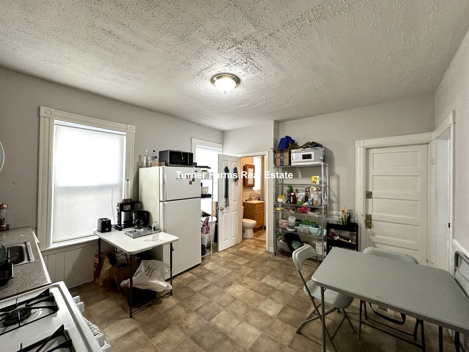 151 E Cottage St, Unit 2 in Boston, MA - Foto de edificio
