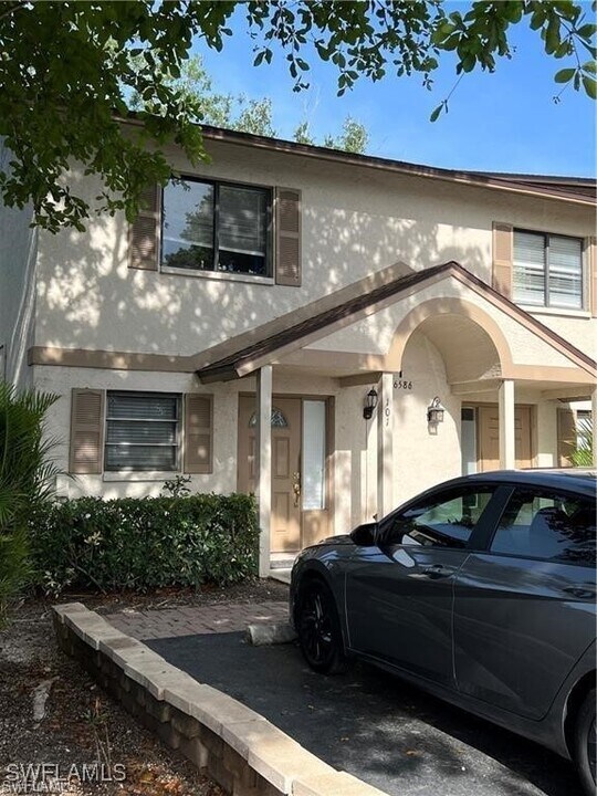 26586 Southern Pines Dr in Bonita Springs, FL - Foto de edificio