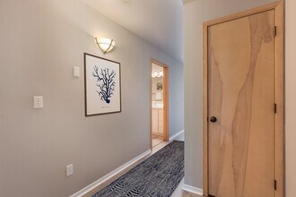 263 N Hayden Bay Dr in Portland, OR - Building Photo - Building Photo