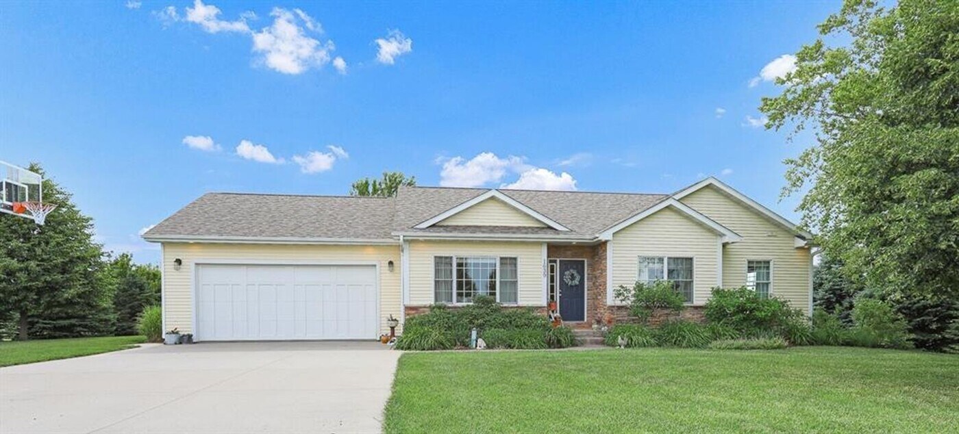 1639 Briar Ln in Pella, IA - Building Photo