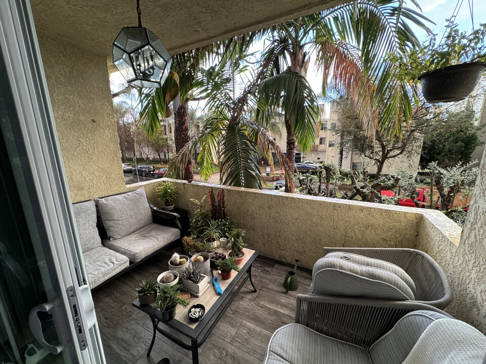 5328 Newcastle Ave, Unit Encino Penthouse in Encino, CA - Foto de edificio