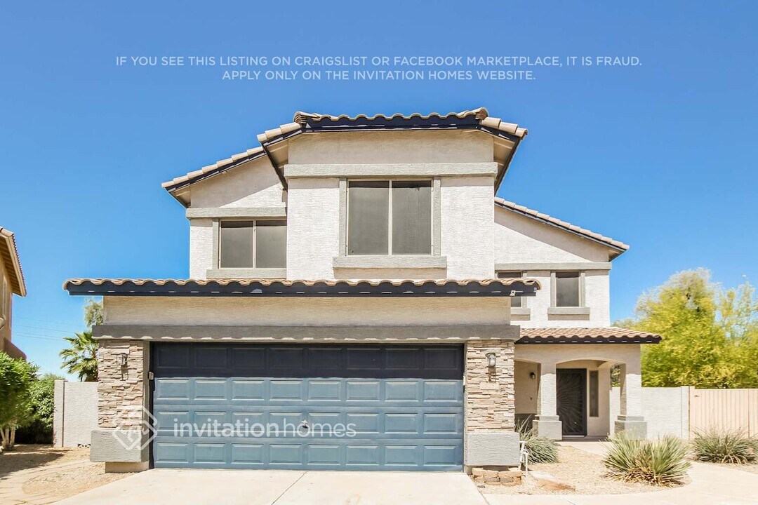 13050 W Larkspur Rd in El Mirage, AZ - Foto de edificio