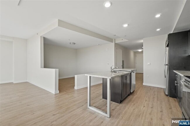 69 Main St in Fort Lee, NJ - Foto de edificio - Building Photo