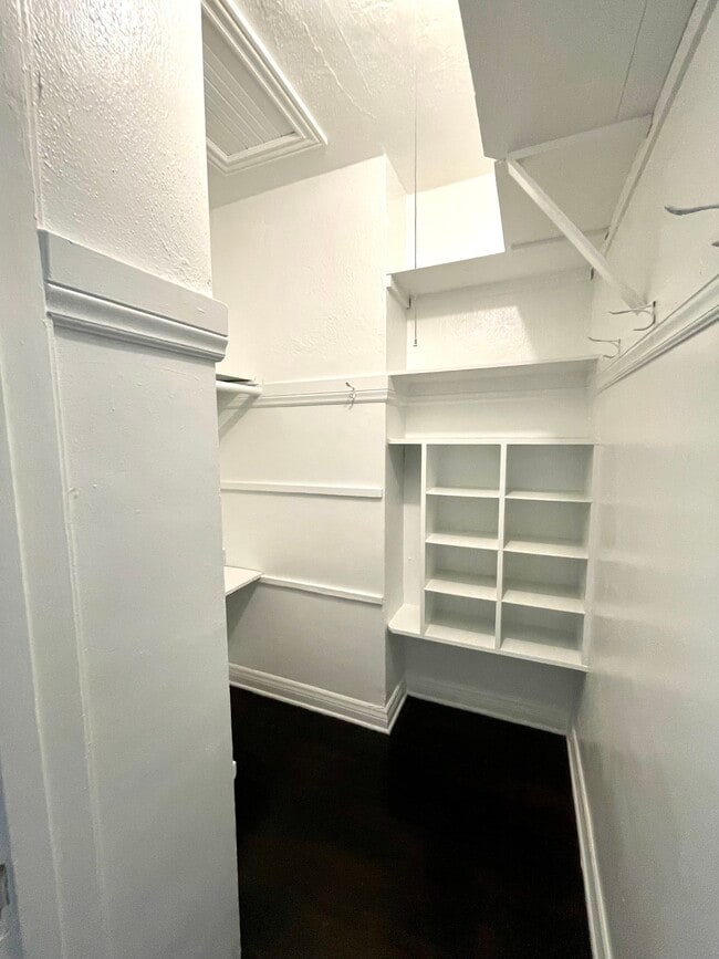 717 1/2 N Ridgewood Pl, Unit 2nd Floor in Los Angeles, CA - Building Photo - Building Photo
