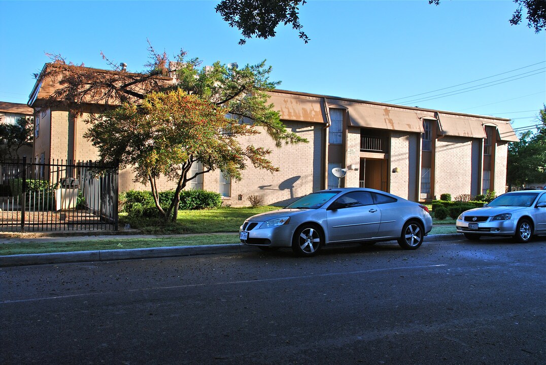 Brioso Place in Dallas, TX - Building Photo