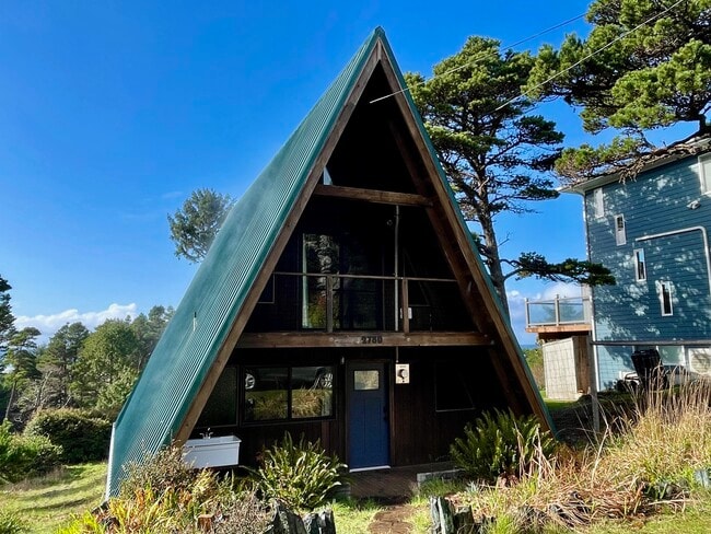 2780 SW Breakers Dr in Waldport, OR - Building Photo - Building Photo