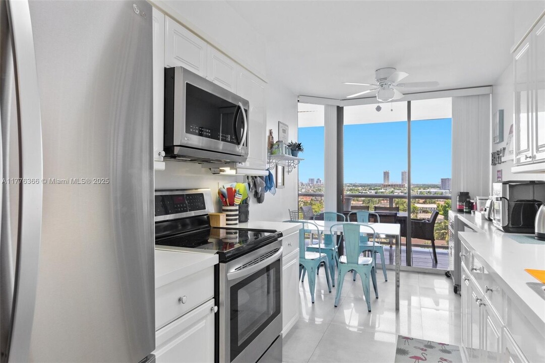 3598 Yacht Club Dr in Aventura, FL - Building Photo