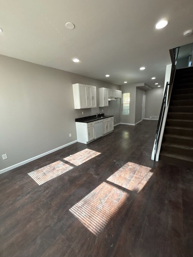 property at 1835 E Monmouth St