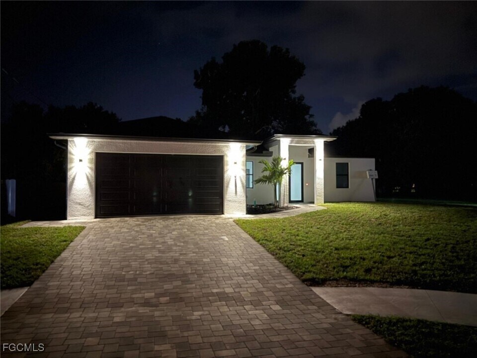 953 Lakeview Dr in North Fort Myers, FL - Building Photo