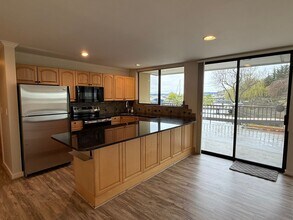 4561 Lake Washington Blvd NE in Kirkland, WA - Building Photo - Building Photo