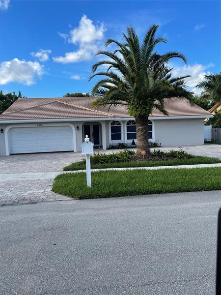 7485 Royal Palm Blvd in Margate, FL - Building Photo - Building Photo