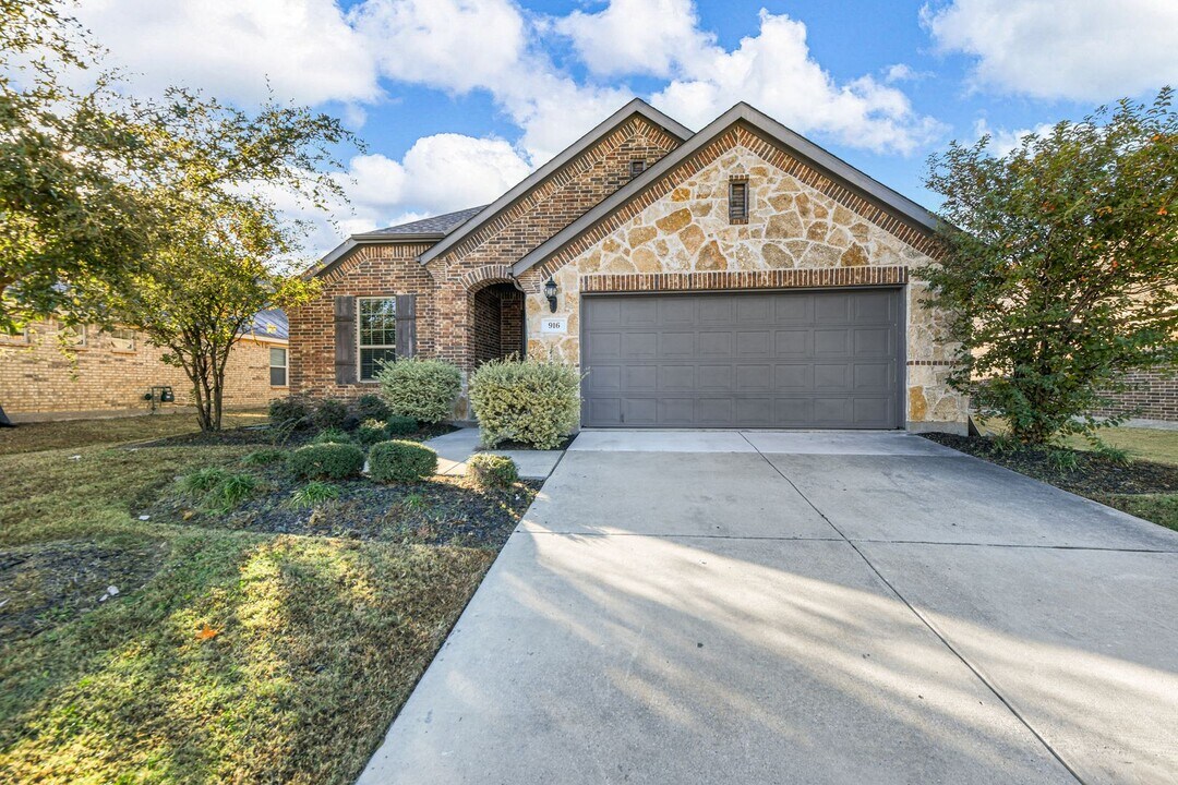 916 Water Garden Cir in Little Elm, TX - Building Photo
