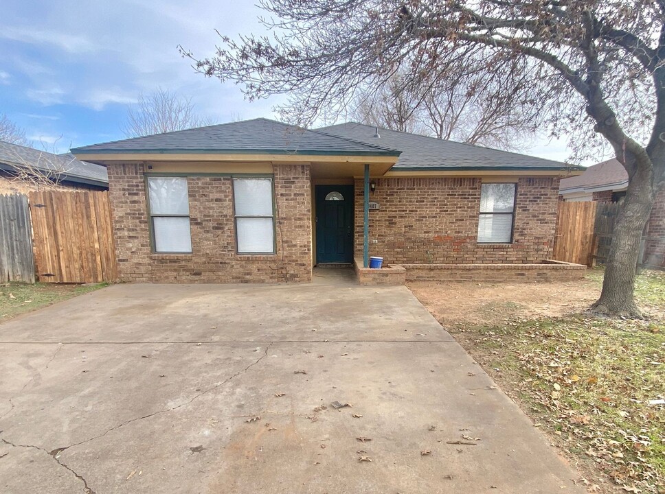 8407 Vernon Ave in Lubbock, TX - Building Photo