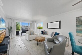 3030 Binnacle Dr in Naples, FL - Building Photo - Building Photo