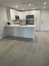 575 Crandon Blvd, Unit 307 in Key Biscayne, FL - Building Photo - Building Photo
