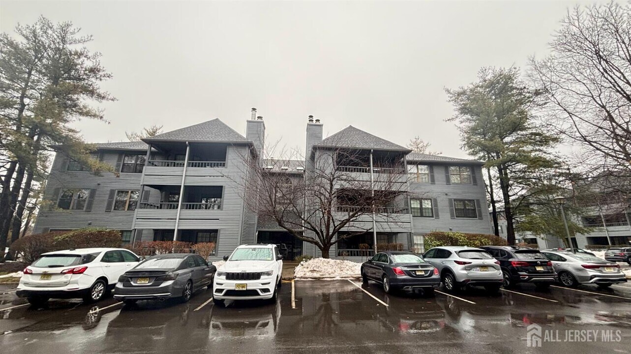 1107 Woodhaven Dr in Edison, NJ - Building Photo