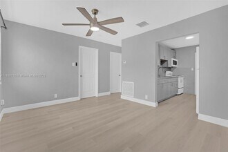 369 Phippen Waiters Rd in Dania Beach, FL - Building Photo - Building Photo