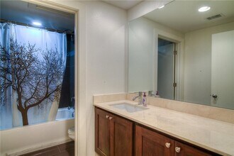 2710 San Pedro St, Unit 101 in Austin, TX - Foto de edificio - Building Photo