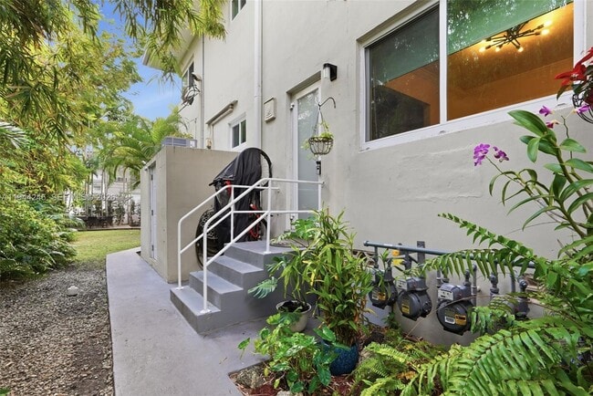 9881 W Bay Harbor Dr in Bay Harbor Islands, FL - Building Photo - Building Photo