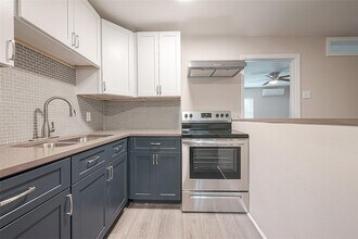 6810 Del Rio St-Unit -4 in Houston, TX - Foto de edificio - Building Photo