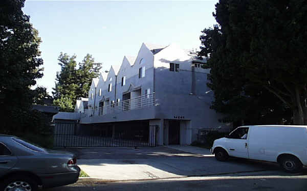 14249-14257 Friar St in Van Nuys, CA - Foto de edificio - Building Photo