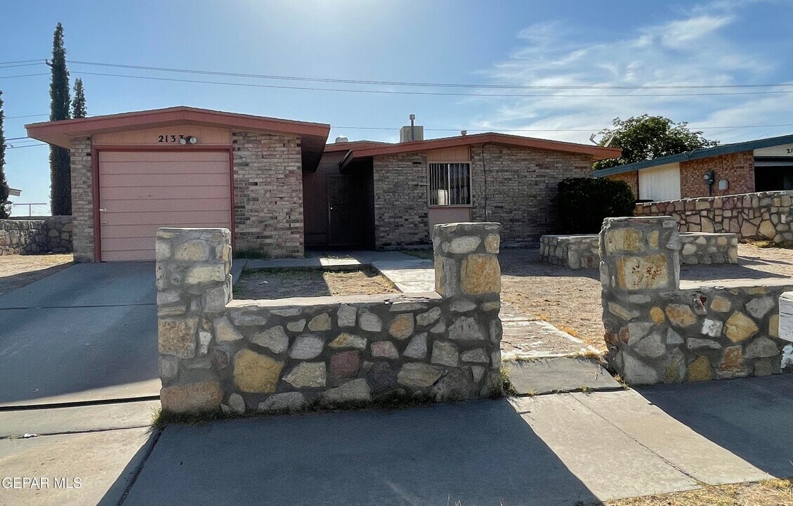 2133 Lake Omega St in El Paso, TX - Building Photo