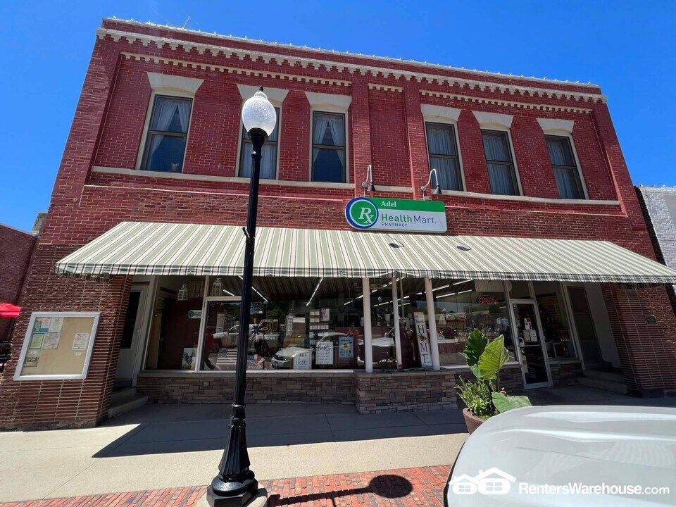 113 1/2 N 9th St in Adel, IA - Building Photo