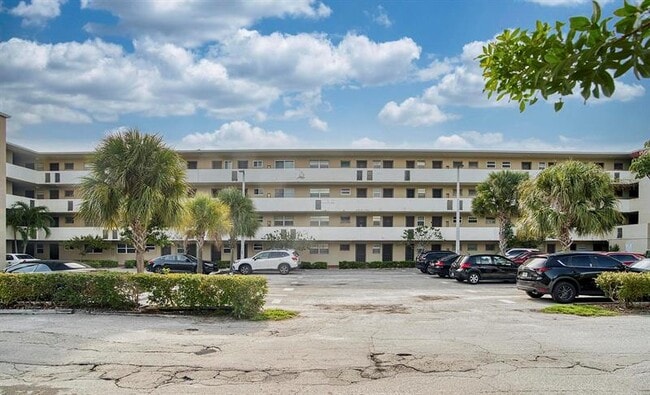 1690 NE 191st St in North Miami Beach, FL - Building Photo - Building Photo