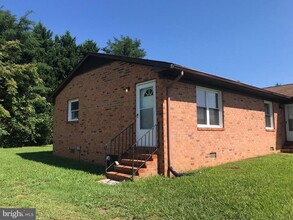 1813 Meadow Dr in Fredericksburg, VA - Foto de edificio - Building Photo