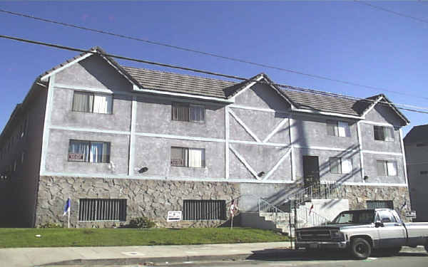 14033 Foothill Blvd Apartments in Sylmar, CA - Foto de edificio