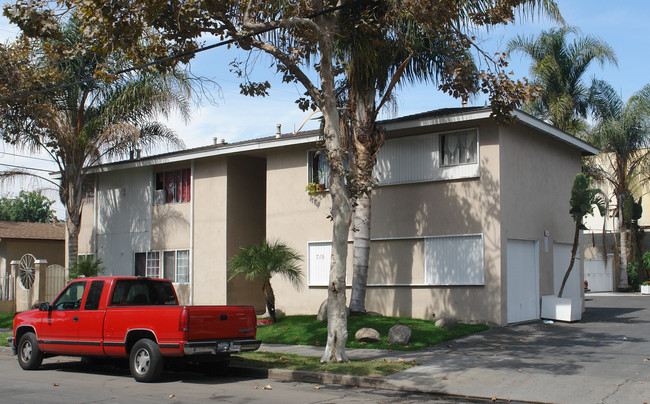 719 E Walnut St in Santa Ana, CA - Building Photo - Building Photo