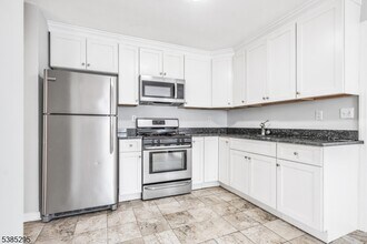 136 Pine St in Hackensack, NJ - Building Photo - Building Photo
