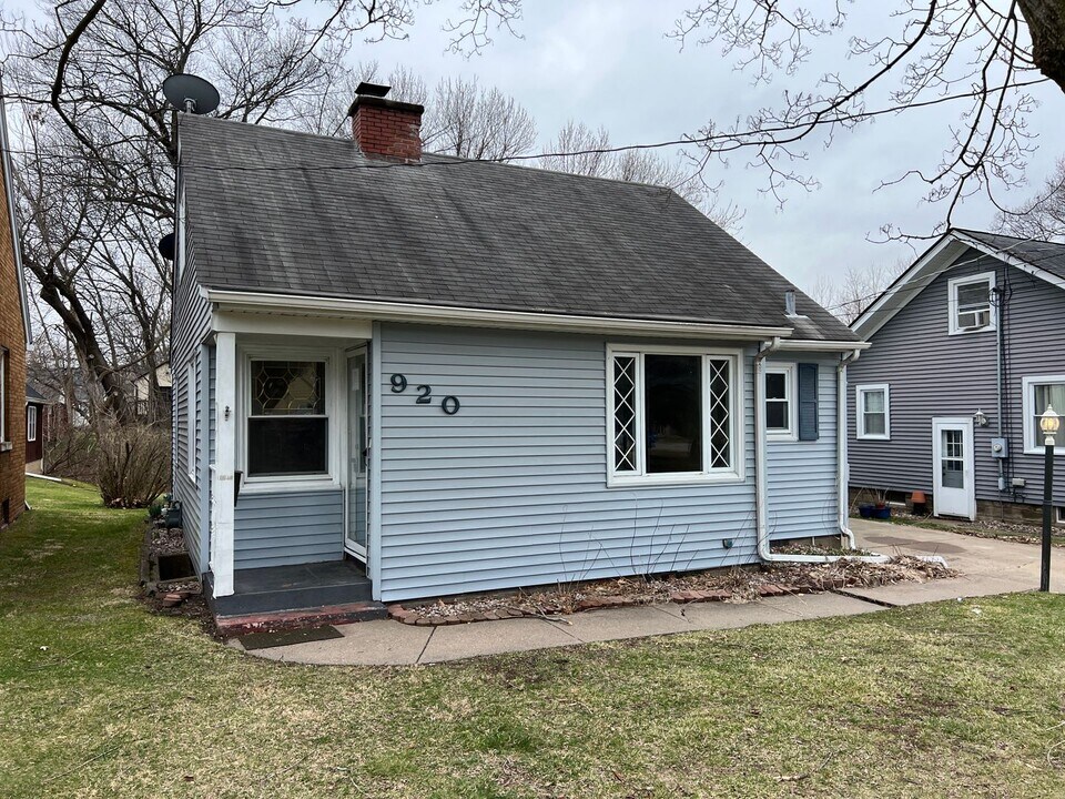 920 21st Avenue A in East Moline, IL - Building Photo