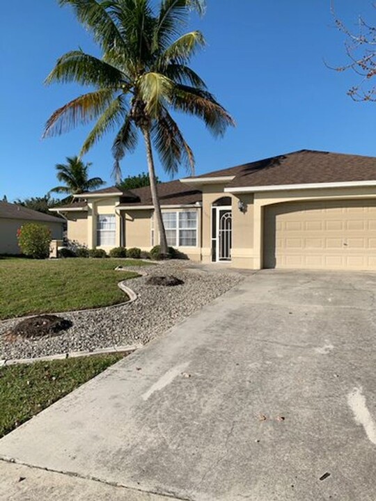 3800 SW 19th Ave in Cape Coral, FL - Building Photo