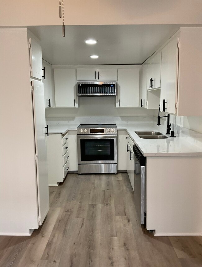 Sun Harbour Apartments in Redondo Beach, CA - Building Photo - Building Photo