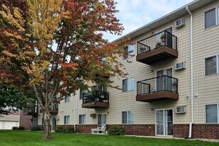Wilkeshire Apartments in Watertown, SD - Building Photo