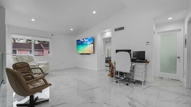 8033 Lake Dr in Doral, FL - Building Photo - Building Photo