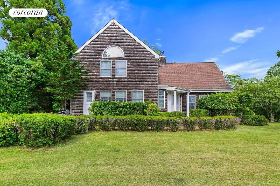 1 Wainscott Stone Road in Wainscott, NY - Building Photo