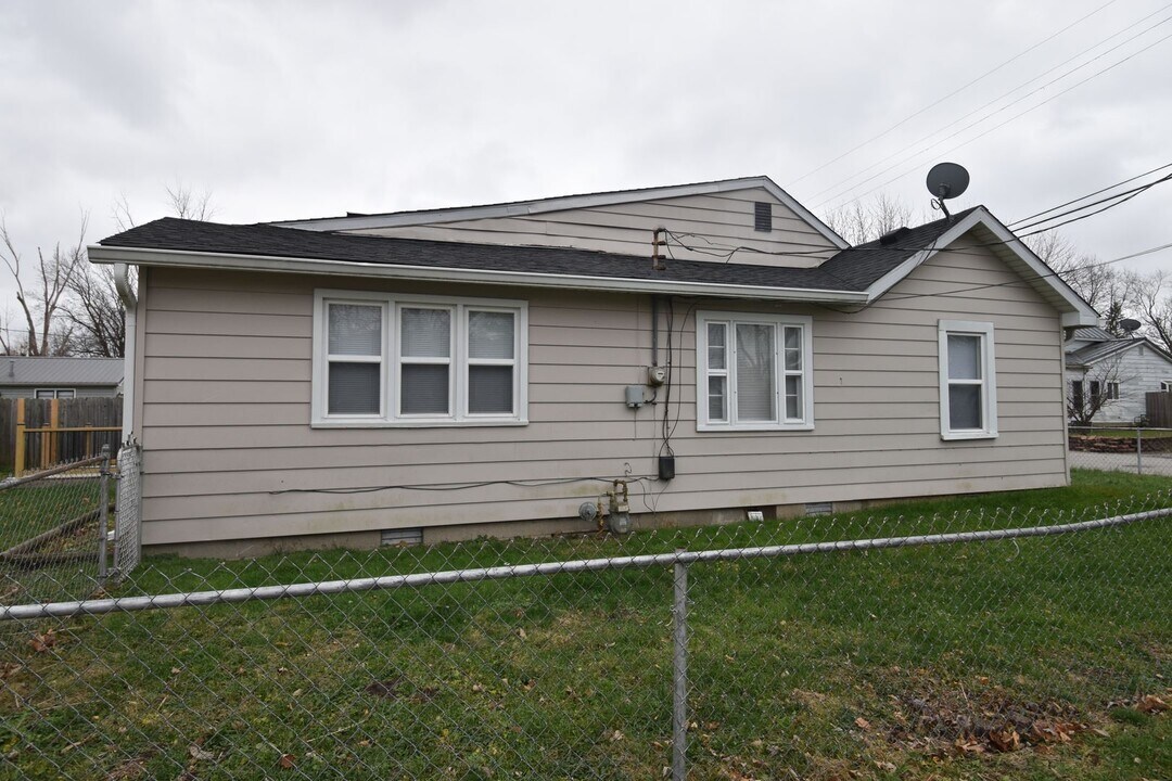 205 S McCarty St in Fortville, IN - Building Photo