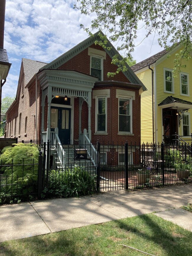 2129 W Schiller St, Unit G in Chicago, IL - Building Photo - Building Photo