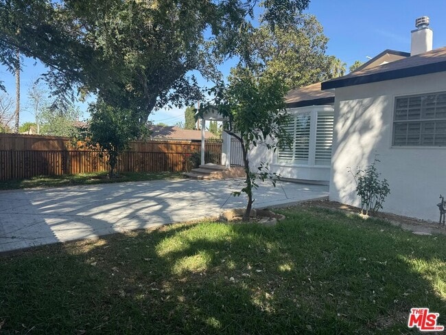 property at 6542 Zelzah Ave